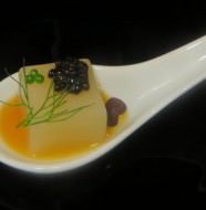 cubito de espárragos blancos con caviar nacarii, eneldo, perlas de wasabi y salsa de papaya