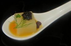 cubito de espárragos blancos con caviar nacarii, eneldo, perlas de wasabi y salsa de papaya
