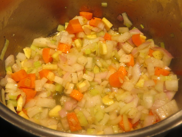 verduras pochando en la olla