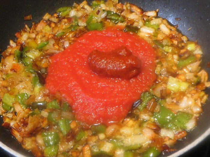 tomate y carne de ñora incorporadas al sofrito