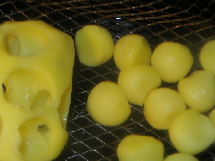 patata gruyere y esferas de patata a punto de freír