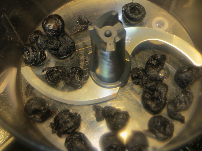 aceitunas negras deshidratadas en el robot de cocina