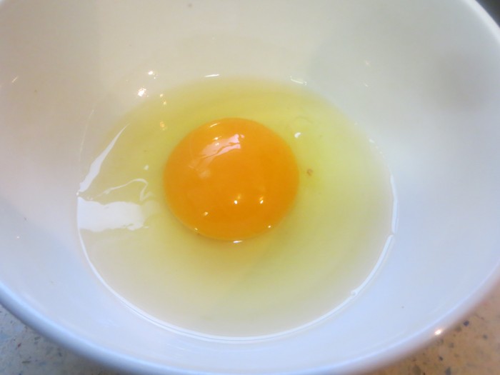 huevo sin cascara dentro del bol 